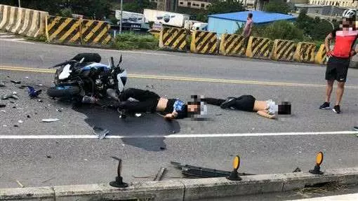 新北市新莊機車迎面撞向貨車 玻璃碎裂驚險瞬間3重傷