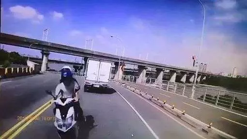 新北市新莊機車迎面撞向貨車 玻璃碎裂驚險瞬間3重傷