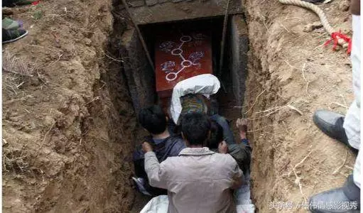 剛剛下葬的兒子託夢,老漢連夜開棺,裡面一幕讓他喜極而泣