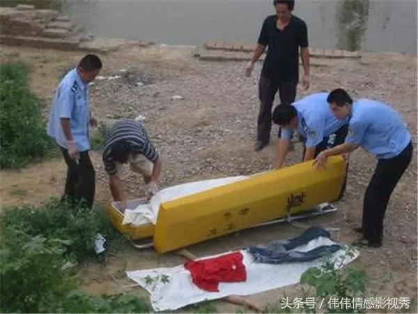 兒子下湖摸魚被淹死,母親湖邊枯坐一夜,第二天抽干湖水直接報警