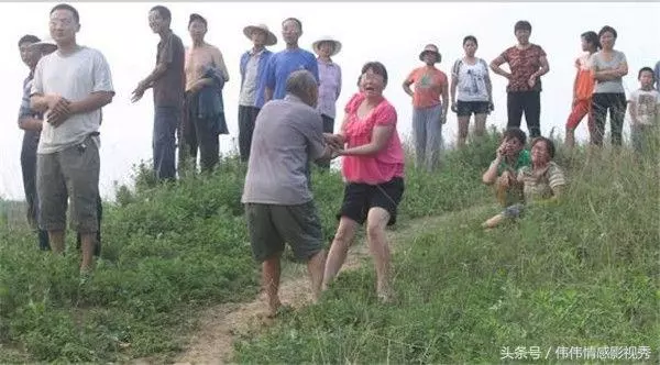 兒子下湖摸魚被淹死,母親湖邊枯坐一夜,第二天抽干湖水直接報警