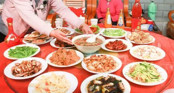 老公,去你媽那吃頓飯,她跟我要兩千塊,下次咱去飯館吃吧,便宜