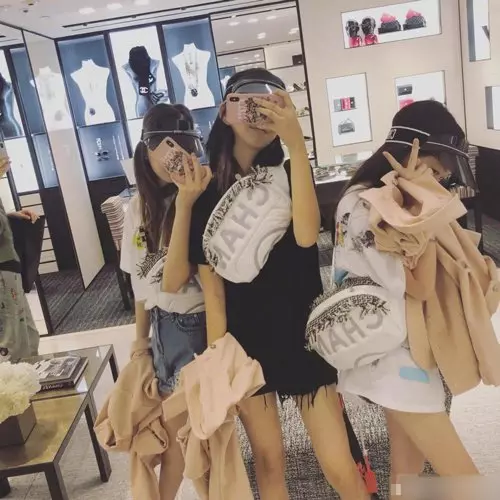 王菲幼女揪好友血拚 2小時豪花6萬