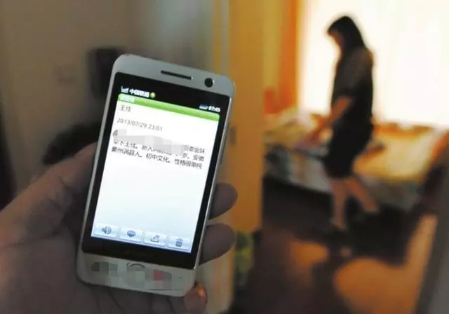 母親去世我離開繼父家,結婚那天收到條信息,我淚流不止