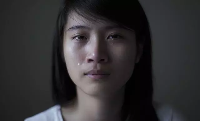 丈夫在城裡當包工頭每月寄回八千,妻子帶女兒找過去,推開門哭了