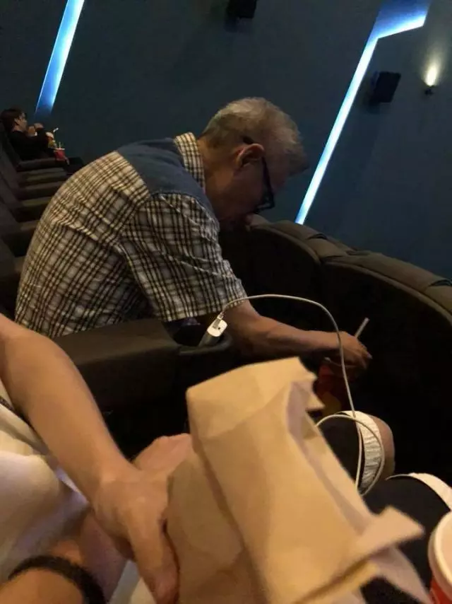 【放飛機比不JIO更傷人!】大馬70歲爺爺戲院苦等數小時!傷心送出爆米花:「他們沒有來,uncle請你們吃!」