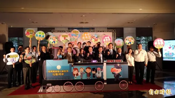 「反賄選列車」開抵桃園 簽認同卡可參加抽獎