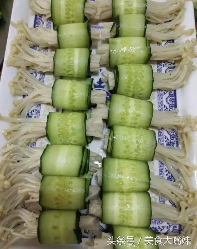 夏天黃瓜這樣吃,卷一卷,上桌是大菜,三天兩頭做一盤,比肉還香