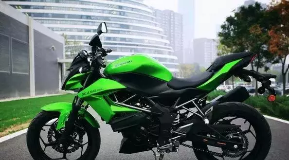 這款車售價35800元,日本原裝進口,水冷時尚街車,極速143km!