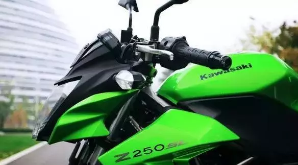 這款車售價35800元,日本原裝進口,水冷時尚街車,極速143km!