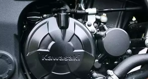 這款車售價35800元,日本原裝進口,水冷時尚街車,極速143km!