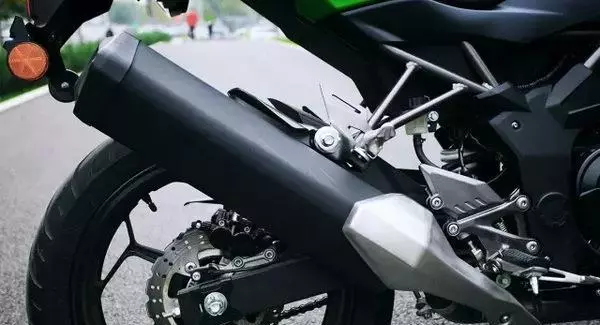 這款車售價35800元,日本原裝進口,水冷時尚街車,極速143km!