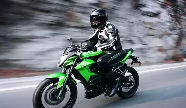 這款車售價35800元,日本原裝進口,水冷時尚街車,極速143km!