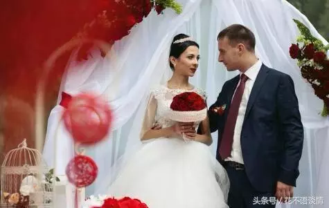 大嫂生兒子,我送去五千紅包,她送我一箱雞蛋,打開後我扔垃圾桶