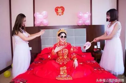 結婚男子湊齊20萬彩禮,婚禮上岳母拿出陪嫁卡,得知餘額他淚目