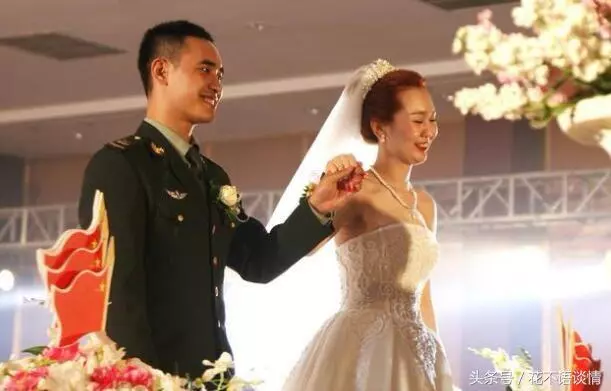 結婚男子湊齊20萬彩禮,婚禮上岳母拿出陪嫁卡,得知餘額他淚目