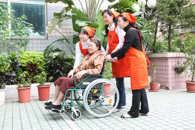 大陸流傳著「台灣快不行了」的謠言,一位中國總裁來到台灣「跑一趟醫院」後…扭轉所有人的印象!