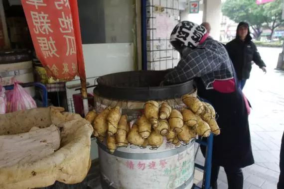 大陸流傳著「台灣快不行了」的謠言,一位中國總裁來到台灣「跑一趟醫院」後…扭轉所有人的印象!