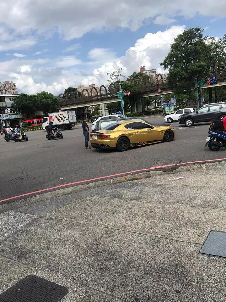 「金海神」遭Volvo硬撞!正妹車主起底, 竟月入156萬 驚人身分曝光