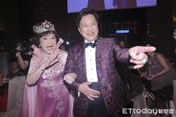 為了錢撕破臉!周遊世紀婚「韓瑜爽約消失」破冰無望,阿姑動怒「把經紀人擋門外」嗆聲了!