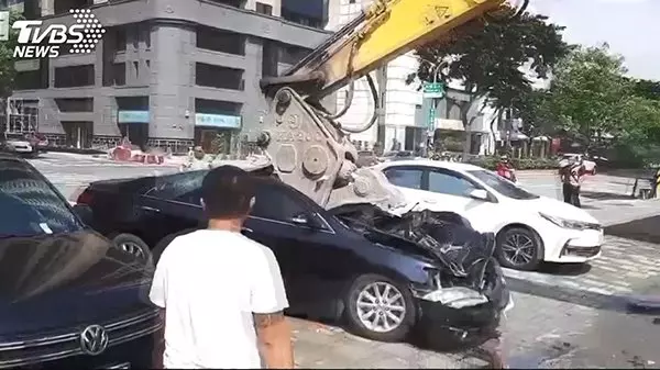 亂停車阻人施工 神手怒壓扁填坑