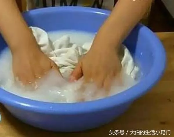 衣服過一個季節拿出來全發霉... 大伯教我幾個土方法,「去除霉斑」乾淨溜溜!