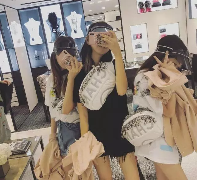 才12歲!血拚2小時45萬 王菲女兒炫富床照被酸「白富美的日常」