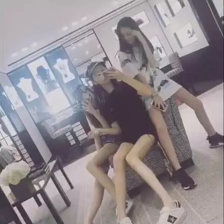 才12歲!血拚2小時45萬 王菲女兒炫富床照被酸「白富美的日常」