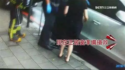 兒被反鎖車內 母心急破百萬奧迪車窗