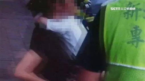 兒被反鎖車內 母心急破百萬奧迪車窗