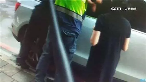兒被反鎖車內 母心急破百萬奧迪車窗