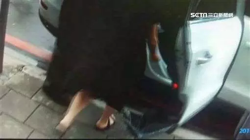 兒被反鎖車內 母心急破百萬奧迪車窗