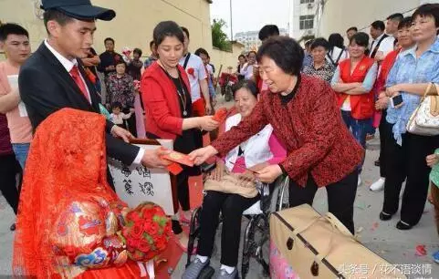 離婚兩年,女子感冒了,兒子給前夫打電話,聽到傳來的聲音她淚目