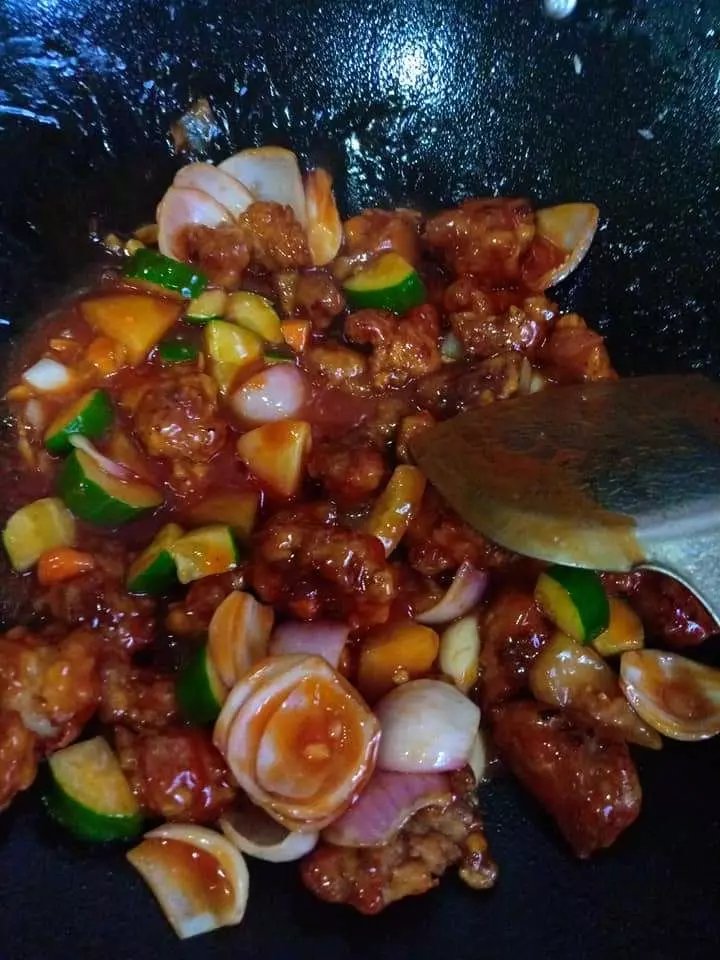 【佛缽飄香】是由芋泥香炸而成,外酥內軟,它特殊的口感和香味,加上特煮的咕嚕肉,真的太好吃了!