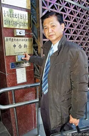 到法院提告為何要按鈴? 超有才鄉民「2張神附圖」高級酸 網笑噴淚:3次才看懂