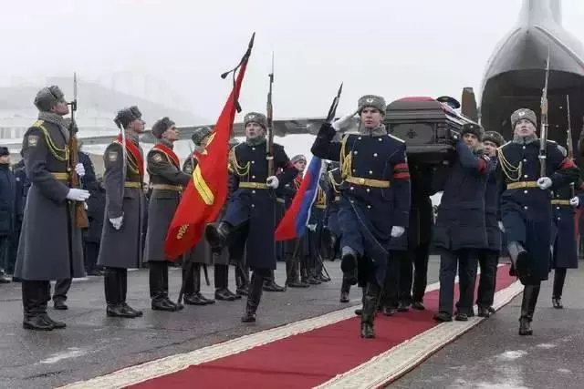 美軍大兵壓境!俄強硬授權過線就開火,敢於亮劍,英雄情節成軍魂