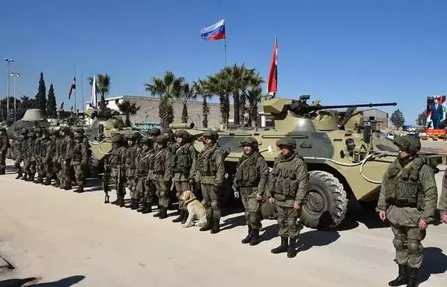 美軍大兵壓境!俄強硬授權過線就開火,敢於亮劍,英雄情節成軍魂