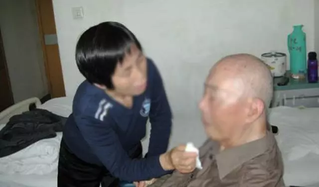 老人癱瘓兒子不管,保姆接回家照顧,去世後保姆把他的遺產捐社會