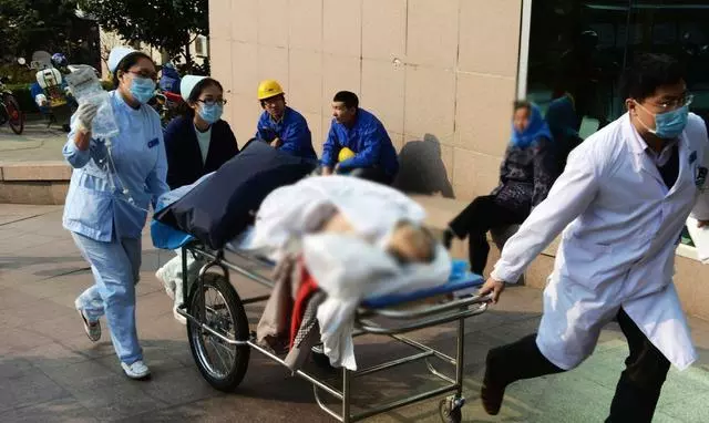 老人癱瘓兒子不管,保姆接回家照顧,去世後保姆把他的遺產捐社會