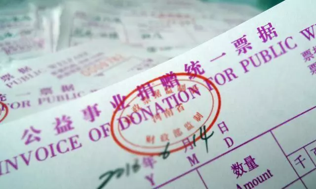 老人癱瘓兒子不管,保姆接回家照顧,去世後保姆把他的遺產捐社會