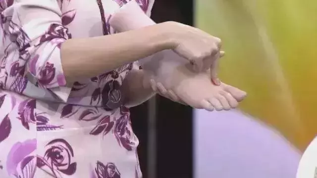 耳後一個窩,每天堅持按10秒,降糖調氣血,有效預防併發症!