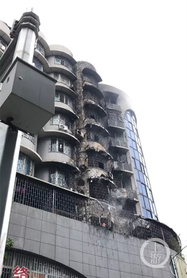 一男子欲輕生,在家中縱火點燃家具,導致整棟居民樓被引燃燒了7層
