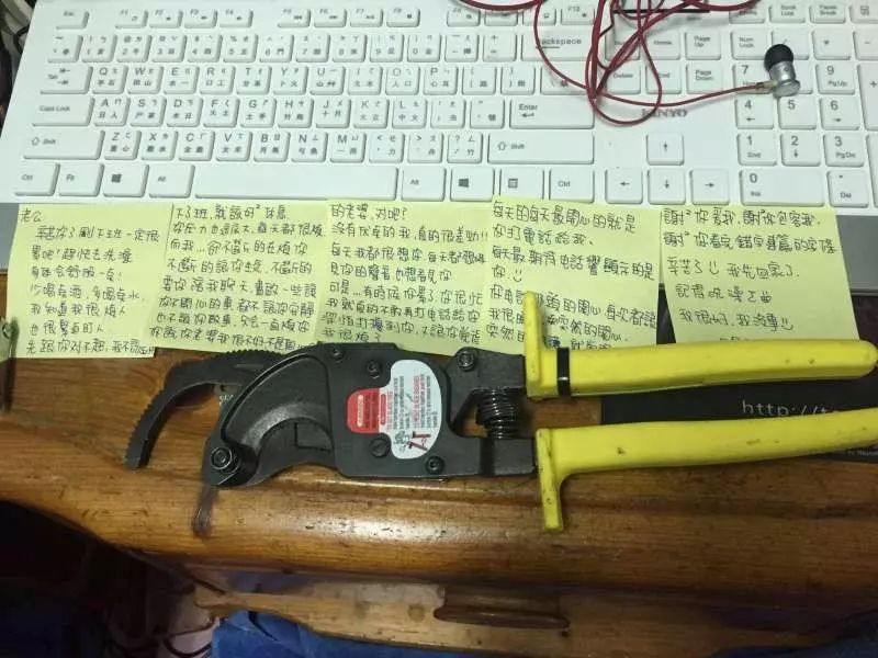 「我能不娶嗎?」 水電工忙到2周只能見一次 女友留5張紙條讓他哭了
