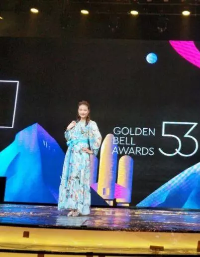 51歲周海媚撞衫42歲舒淇,女神和婦女的差距很大,歲月果然不饒人!