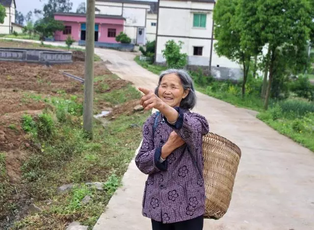 婆婆來家後不講衛生,我把她趕回老家,準備扔掉她床單時哭了