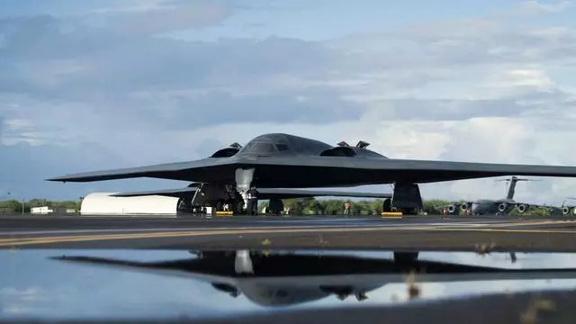解放軍的轟-20隱形轟炸機即將登陸空天,美三大動作緊急部署