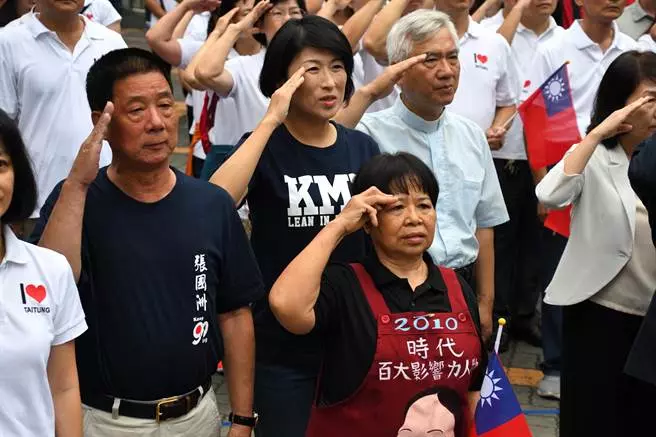 連保單也捐!陳樹菊國慶「穿特製Q版圍裙」現身升旗典禮 現在退休不賣菜「加碼再捐1600萬保單」