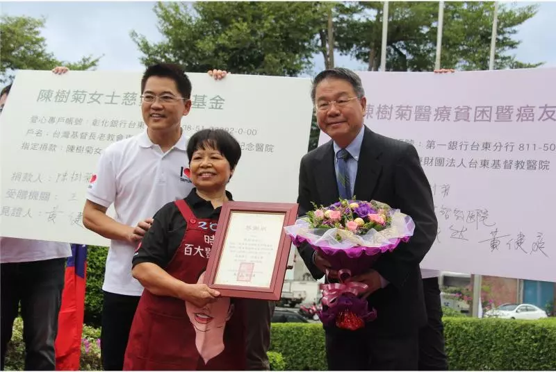 連保單也捐!陳樹菊國慶「穿特製Q版圍裙」現身升旗典禮 現在退休不賣菜「加碼再捐1600萬保單」