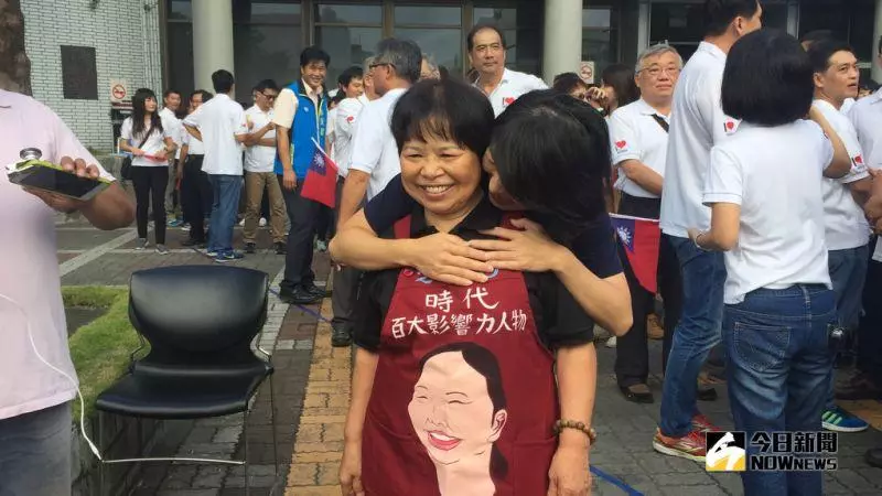 連保單也捐!陳樹菊國慶「穿特製Q版圍裙」現身升旗典禮 現在退休不賣菜「加碼再捐1600萬保單」