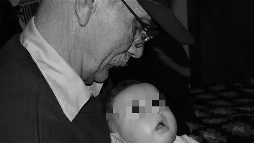 男嬰誤吞玩具球躺父母懷中過世 外公聞訊同日亡